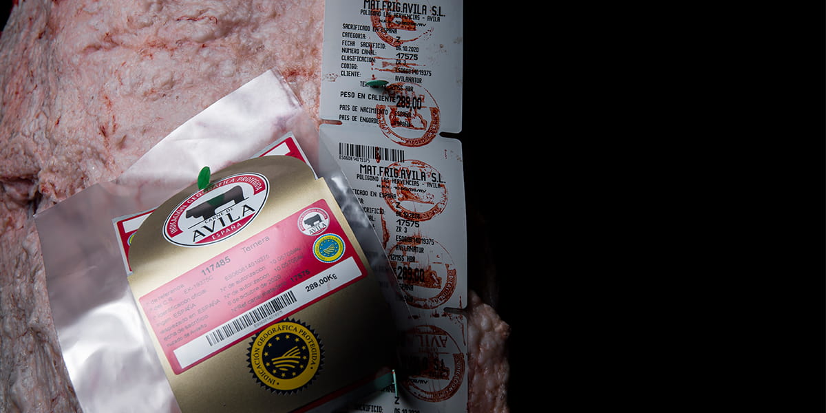 Lomos de carne Avileña IGP identificados en cámara frigorífica para distribución Horeca